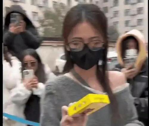 娱乐搬料吃瓜的视频